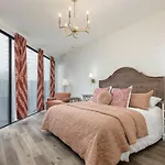 Glamorous Heart Of Kentucky Suite